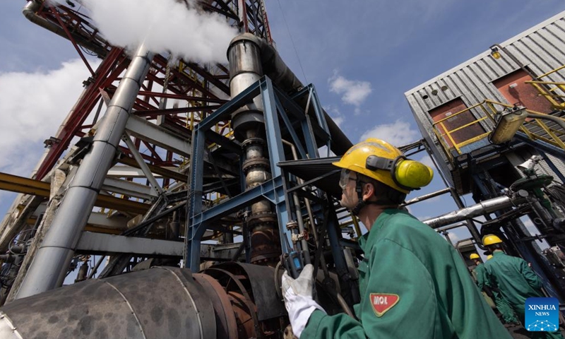 A worker operates machinery at the Danube Refinery in Szazhalombatta, Hungary, May 24, 2022.Photo:Xinhua