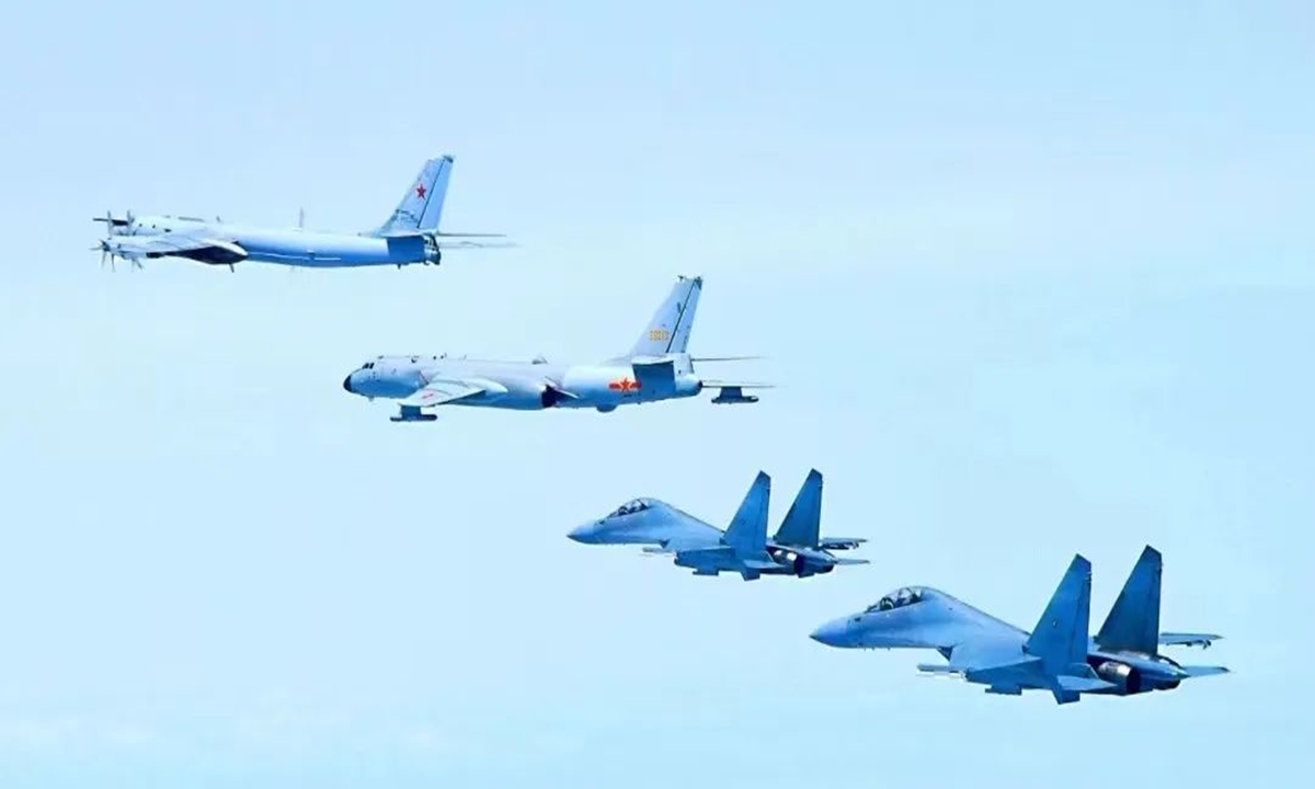 Two Chinese J-16 fighter jets conduct an escort mission for a Chinese H-6K bomber and a Russian Tu-95MS bomber during a regular China-Russia joint strategic patrol above the Sea of Japan, the East China Sea and the West Pacific on May 24, 2022. Photo: Screenshot from China Central Television