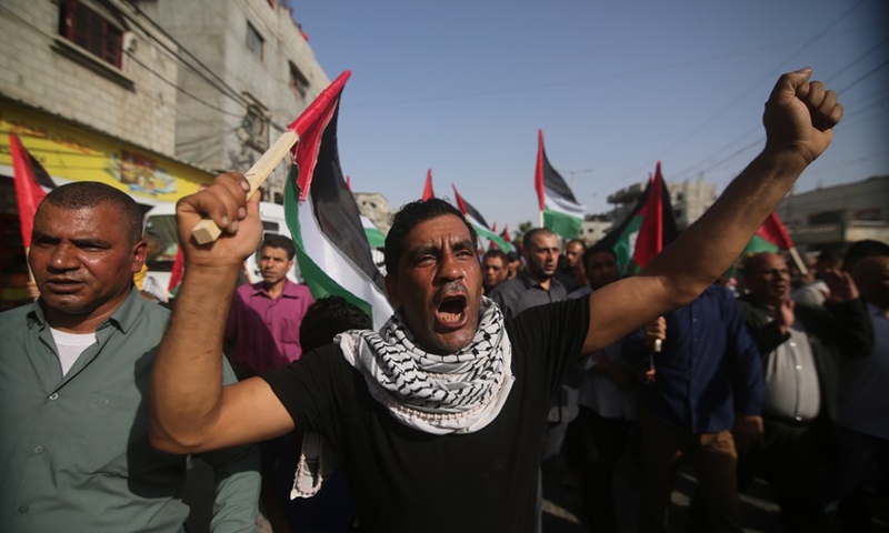 Palestinian people protest against the flag march in East Jerusalem, in the southern Gaza Strip city of Rafah, on May 29, 2022.Photo:Xinhua