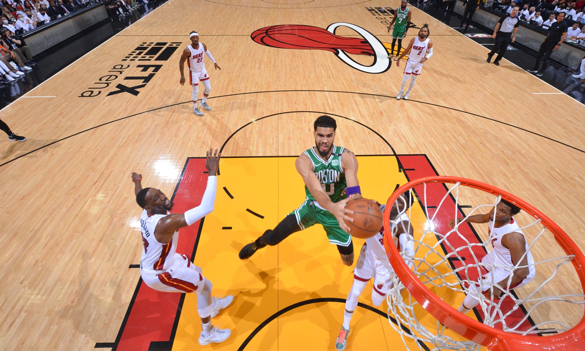 Jayson Tatum of the Boston Celtics drives to the basket against the Miami Heat on May 29, 2022 in Miami, Florida. Photo: VCG