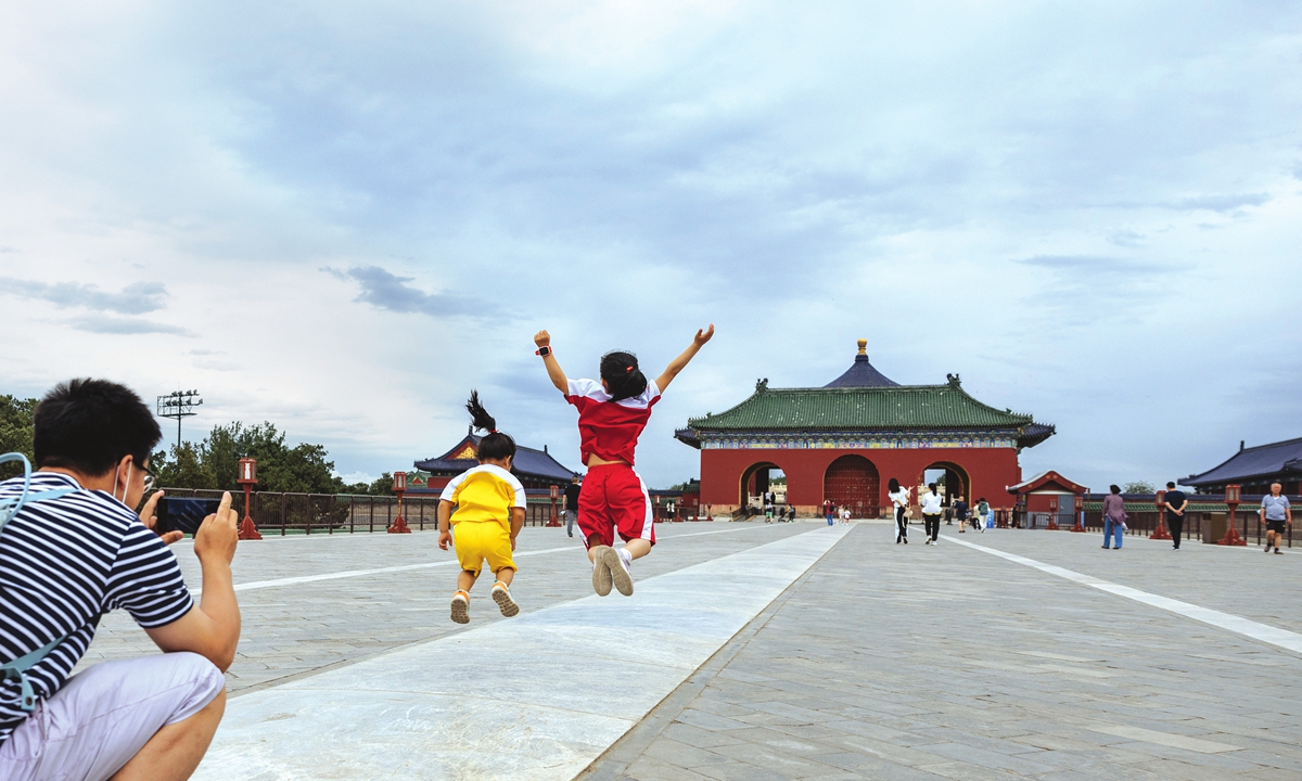 A father takes photos of his children at the Temple of Heaven on May 29, 2022. Photo: Li Hao/GT