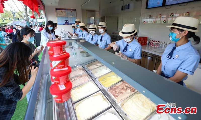 Customers select ice cream at the flagship store of Moutai ice cream in Guigyang, southwest China's Guizhou Province, May 29, 2022.Photo:China News Service