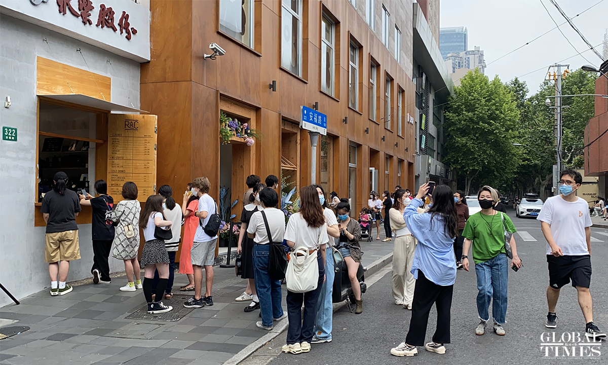 Citizens take to Shanghai's Anfu Road, to go shopping, visit bookstores, drink coffee, take pictures with flowers to enjoy normal life again on June 1, the first day of resuming production and normal life in Shanghai. Photos: Chen Xia/GT