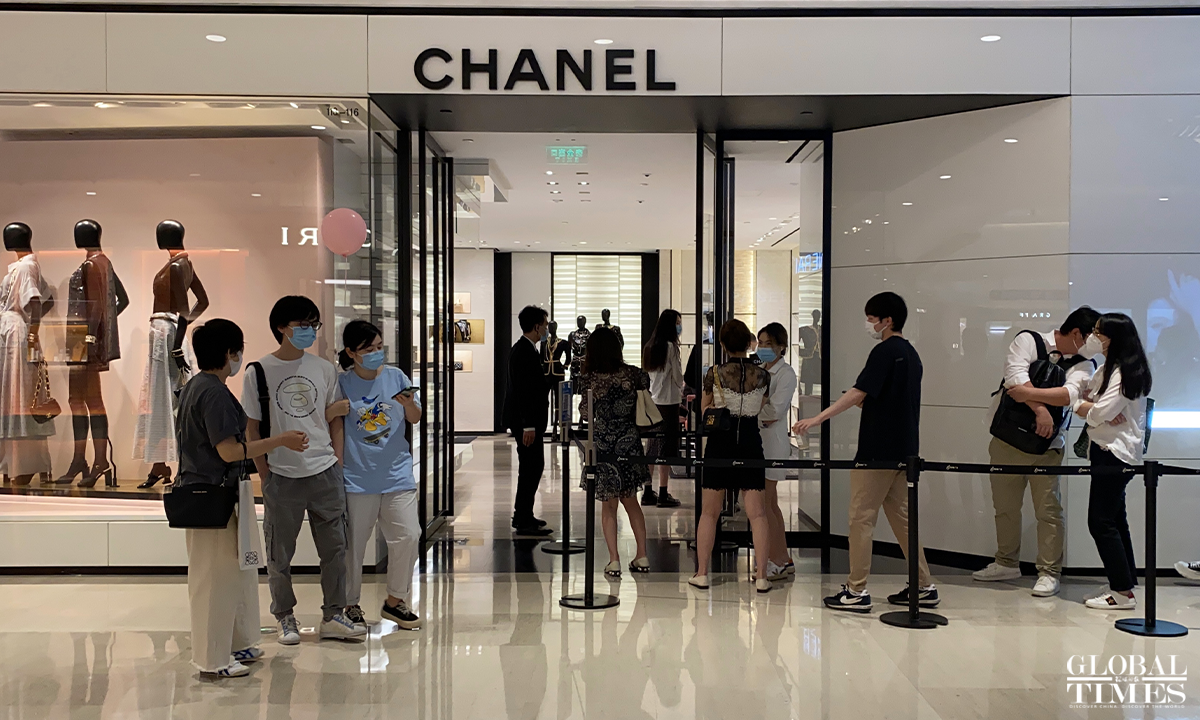 The Plaza 66 shopping mall on Nanjing road in Shanghai resumed business on June 1. The flow of people has increased and there are long queues in front of some luxury stores. Photo: Chen Xia/GT