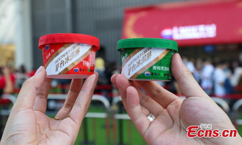 Customers show the ice cream at the flagship store of Moutai ice cream in Guigyang, southwest China's Guizhou Province, May 29, 2022.Photo:China News Service