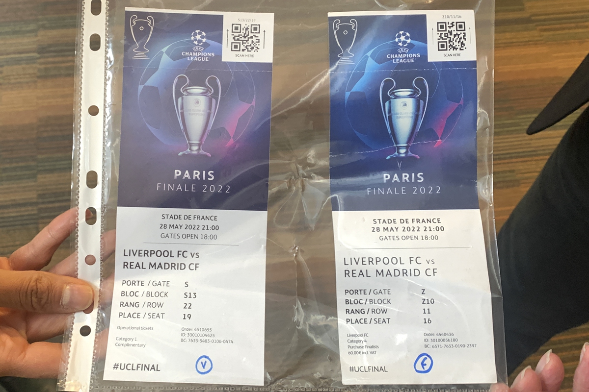 A real ticket (left) and a fake ticket for the Champions League final are displayed at a press conference in Paris on May 30, 2022. Photo: VCG