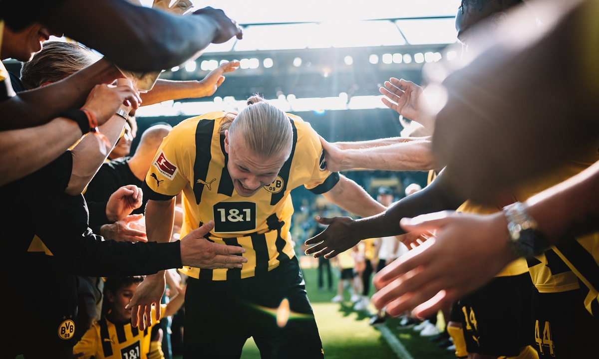 Erling Haaland of Borussia Dortmund gets celebrated after the match against Hertha BSC on May 14, 2022 in Dortmund, Germany. Photo: VCG