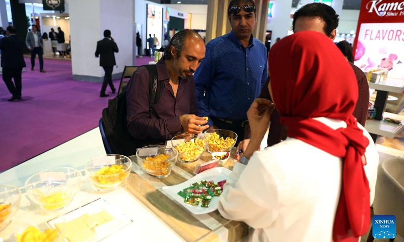 Visitors taste snacks at the Africa Food Manufacturing expo in Cairo, Egypt, on May 29, 2022.(Photo: Xinhua)
