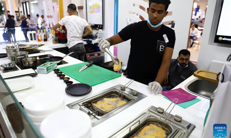 A man makes food at the Africa Food Manufacturing expo in Cairo, Egypt, on May 29, 2022.(Photo: Xinhua)