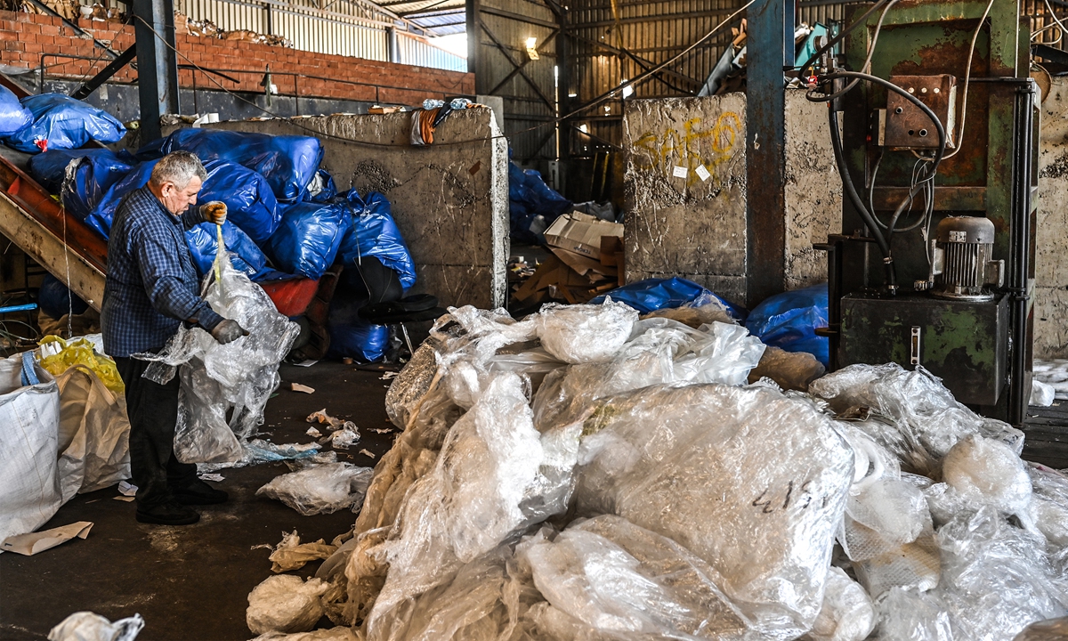 A worker sorts out plastic waste collected at a plastic recycling factory in Kartepe, Turkey on May 11, 2022. Photo: AFP