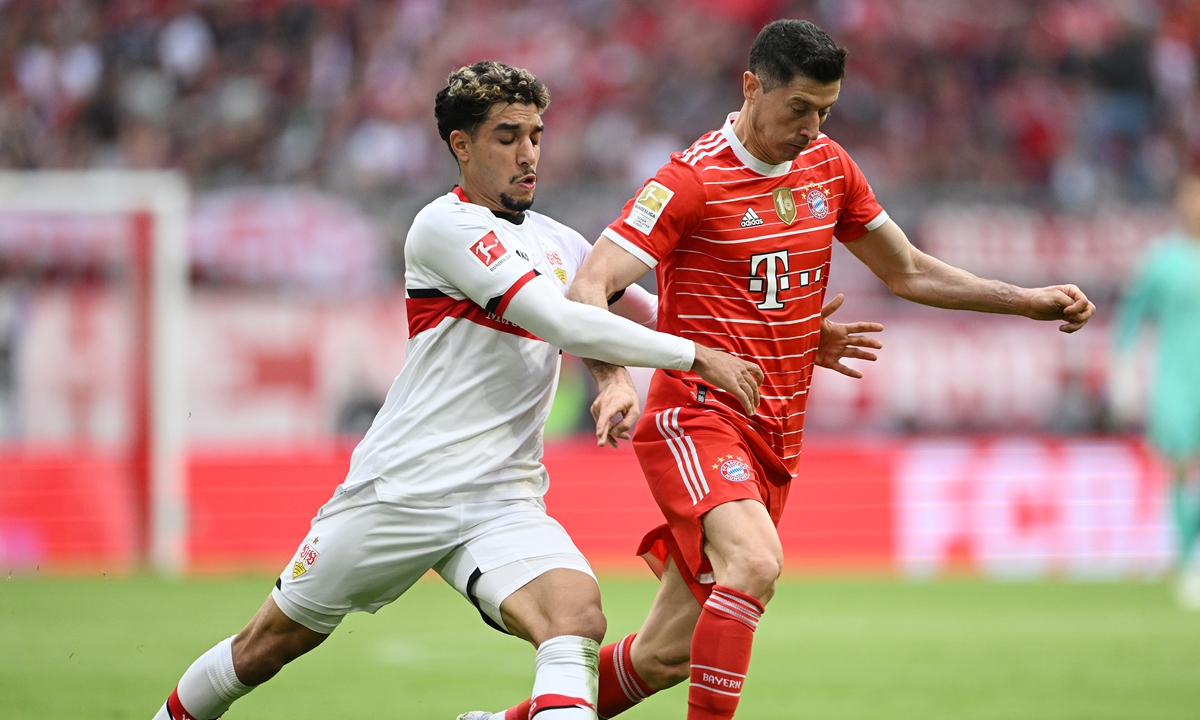 Robert Lewandowski (right) of Bayern Munich is challenged by Omar Marmoush of VfB Stuttgart on May 8, 2022 in Munich, Germany. Photo: VCG