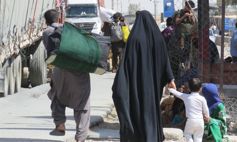Afghan refugees are seen at a border crossing point in Nimroz province, Afghanistan, on May 31, 2022. More than 653,000 Afghan refugees have returned or been deported to Afghanistan mainly from neighboring countries since August 2021, according to official figures from the Ministry of Refugees and Repatriation.(Photo: Xinhua)