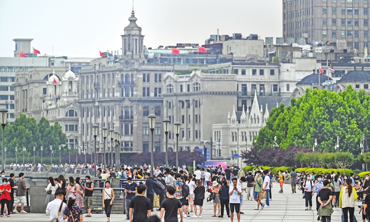 People gather on the Bund along the Huangpu River in Shanghai on June 1, 2022, following the easing of COVID-19 restrictions in the city after a two-month lockdown. Photo: AFP