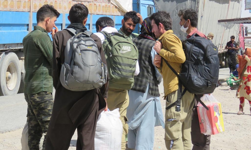 Afghan refugees are seen at a border crossing point in Nimroz province, Afghanistan, on May 31, 2022. More than 653,000 Afghan refugees have returned or been deported to Afghanistan mainly from neighboring countries since August 2021, according to official figures from the Ministry of Refugees and Repatriation.(Photo: Xinhua)