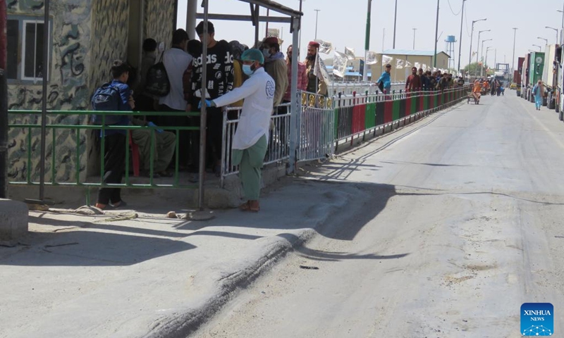 Afghan refugees wait to return at a border crossing point in Nimroz province, Afghanistan, on May 31, 2022. More than 653,000 Afghan refugees have returned or been deported to Afghanistan mainly from neighboring countries since August 2021, according to official figures from the Ministry of Refugees and Repatriation.(Photo: Xinhua)