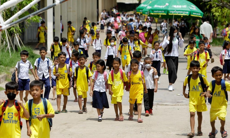 Children leave a school in Phnom Penh, Cambodia on May 30, 2022.(Photo: Xinhua)