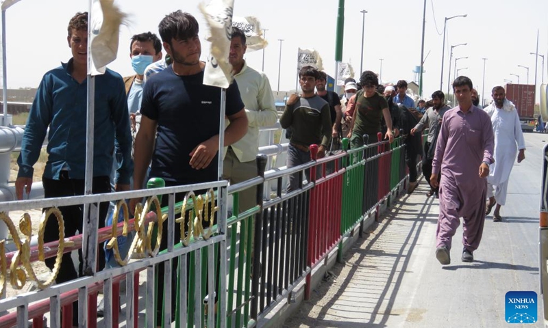 Afghan refugees wait to return at a border crossing point in Nimroz province, Afghanistan, on May 31, 2022. More than 653,000 Afghan refugees have returned or been deported to Afghanistan mainly from neighboring countries since August 2021, according to official figures from the Ministry of Refugees and Repatriation.(Photo: Xinhua)