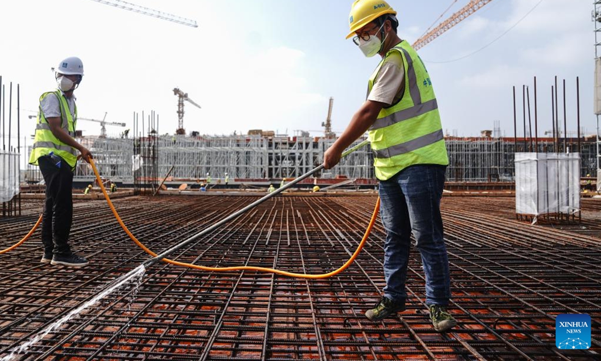 Builders work at a construction site in east China's Shanghai, June 2, 2022. The construction site of a research and development center has resumed work in an orderly manner in Qingpu District of east China's Shanghai. As of Wednesday, June 1, Shanghai has largely returned to normal production and life after two months of closed-off management to contain the COVID-19 resurgence. (Xinhua/Ding Ting)