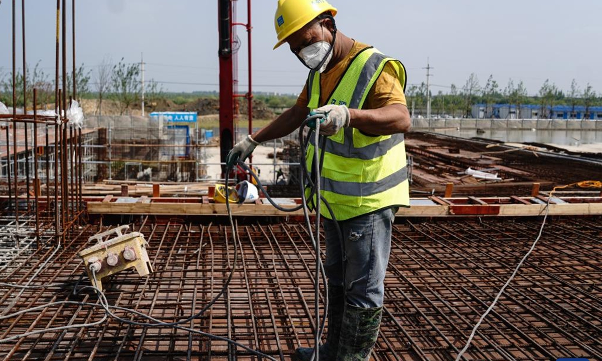 Builders work at a construction site in east China's Shanghai, June 2, 2022. The construction site of a research and development center has resumed work in an orderly manner in Qingpu District of east China's Shanghai. As of Wednesday, June 1, Shanghai has largely returned to normal production and life after two months of closed-off management to contain the COVID-19 resurgence. (Xinhua/Ding Ting)