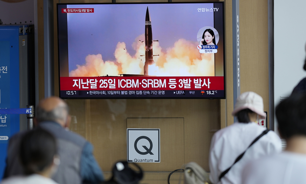 People watch a news report about North Korea's missile launch showing file images at a train station in Seoul, South Korea on June 5, 2022. North Korea test-fired a salvo of multiple short-range ballistic missiles toward the sea on Sunday, South Korea's military said. Photo: VCG 