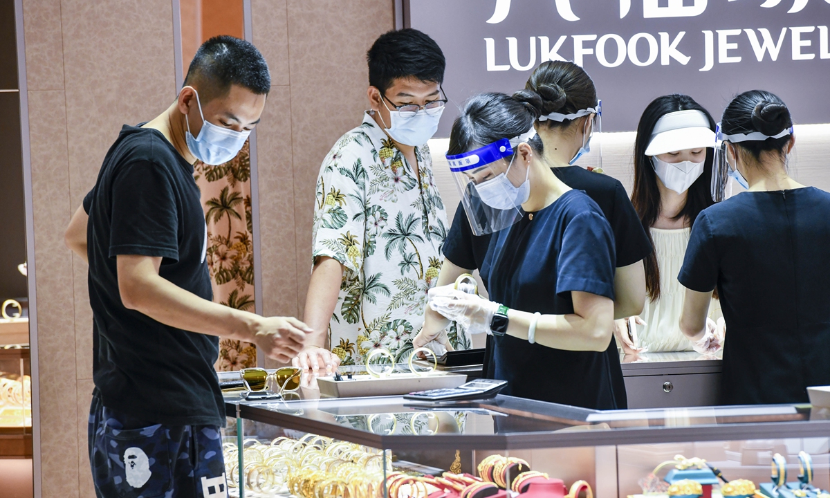 Tourists shop at duty-free shopping malls in Haikou, South China's Hainan Province on June 5, 2022. During the three-day Dragon Boat Festival holidays, duty-free stores in Hainan rolled out a series of promotions to attract tourists. Photo: cnsphoto