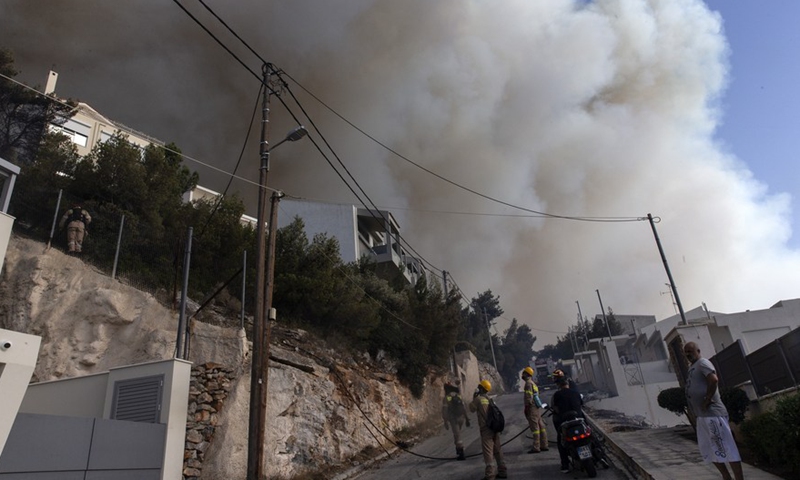 Smoke from a wildfire rises in Voula, a southern suburb of Athens, Greece, on June 4, 2022.Photo:Xinhua
