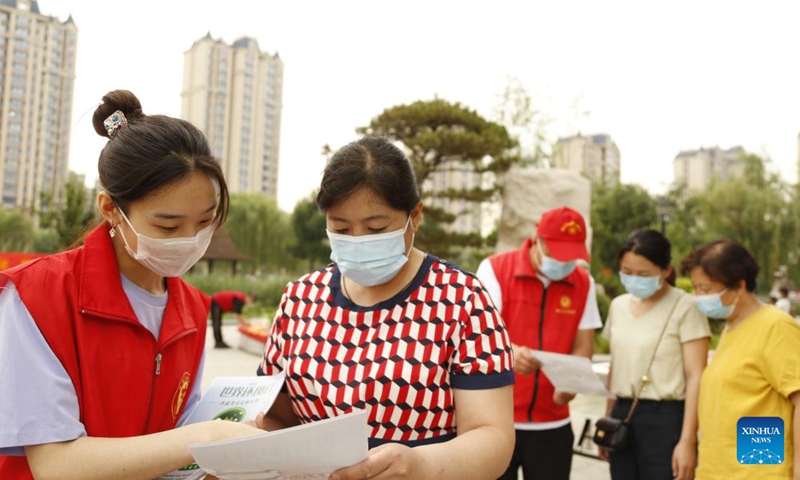 Volunteers promote environmental protection knowledge in Xiangdu District of Xingtai, north China's Hebei Province, June 4, 2022.Photo:Xinhua