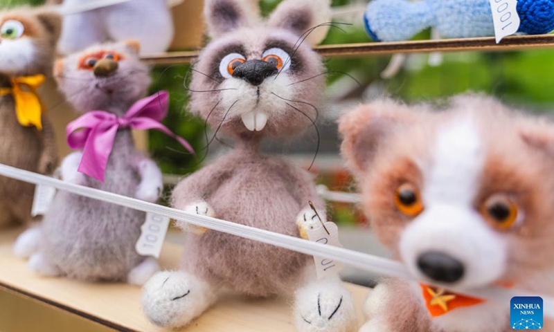 Traditional Russian handicrafts are displayed on a street in Vladivostok, Russia, June 4, 2022.Photo:Xinhua