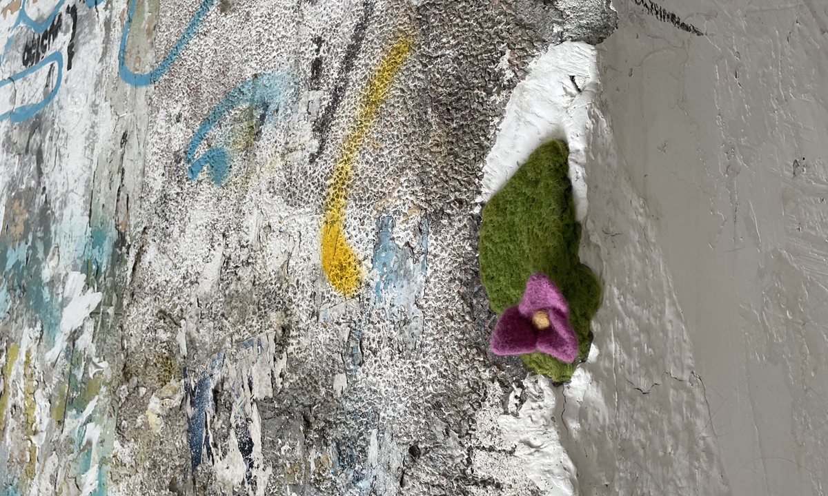 Felt flowers on the wall of community Photo:Courtesy of Luo 