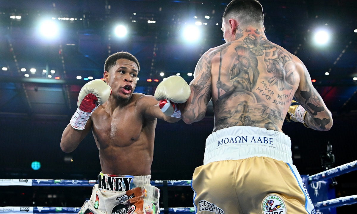 Devin Haney (left) lands a punch to George Kambosos Jr on June 5, 2022 in Melbourne, Australia. Photo: VCG
