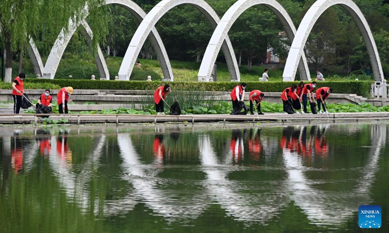 Volunteers collect wastes at a park in Congtai District of Handan, north China's Hebei Province, June 4, 2022.Photo:Xinhua