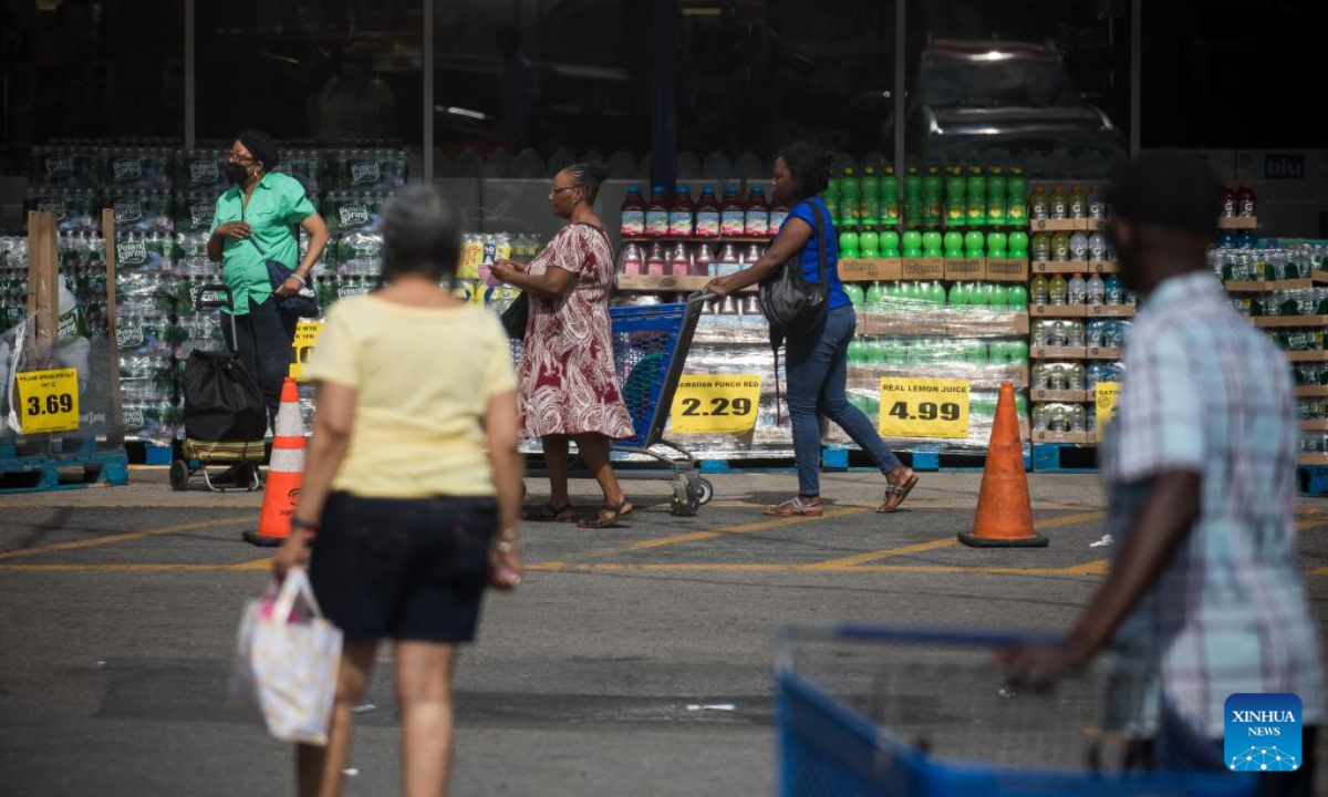 People are seen at the parking lot of a grocery store in the Brooklyn borough of New York, the United States, on June 10, 2022. US consumer inflation in May surged 8.6 percent from a year ago, indicating inflation remains elevated despite the Federal Reserve's rate hikes, the US Labor Department reported Friday. Photo:Xinhua