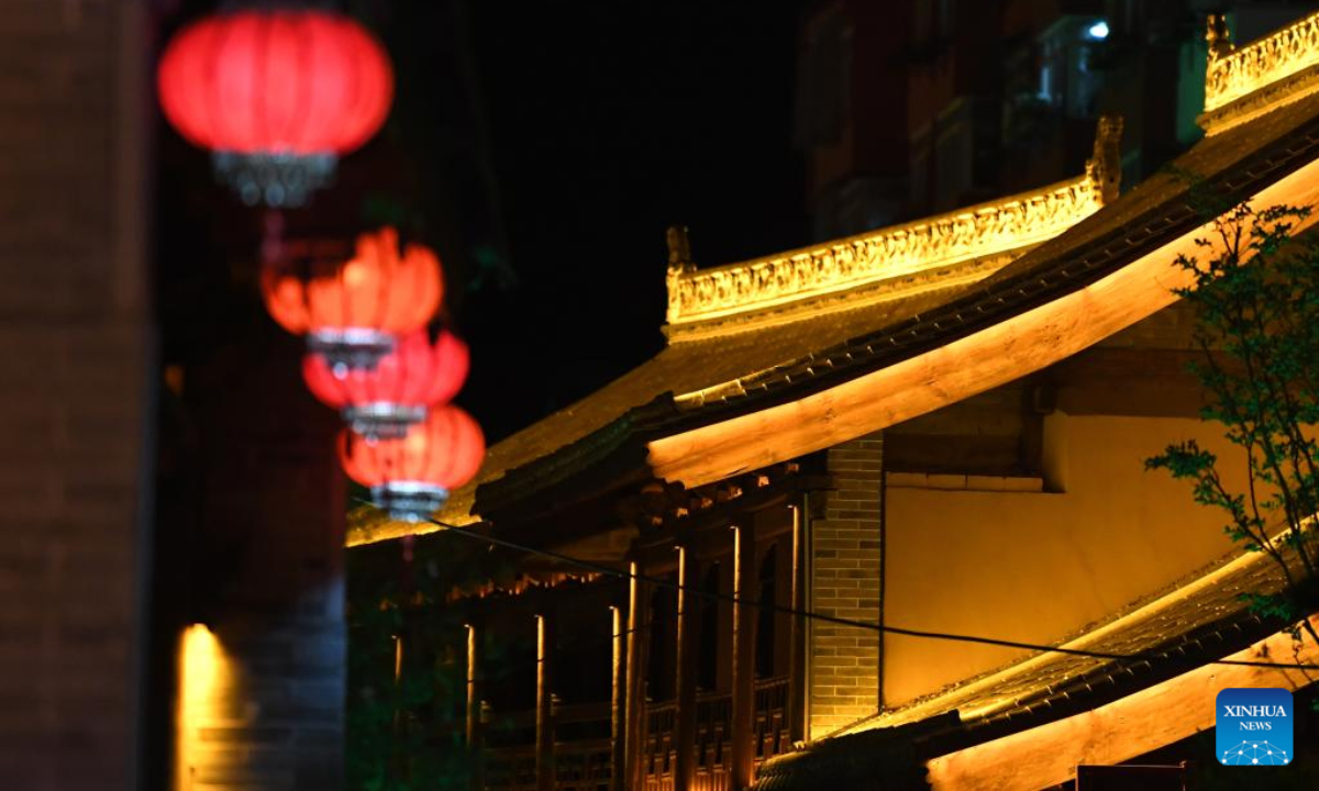 Photo taken on June 9, 2022 shows the night view of the ancient town of Tianshui in Tianshui City, northwest China's Gansu Province.  The ancient town, a block of historic buildings in Tianshui, has been renovated and has been welcoming tourists for nearly a year.  The restoration aims to preserve the history and cultural heritage of the city.  Photo: Xinhua