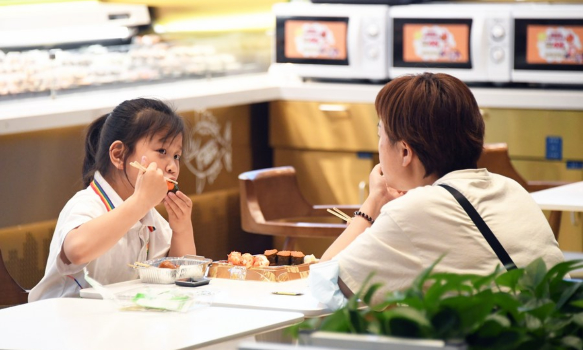 eople have lunch at a restaurant in a shopping mall of Beijing, capital of China, June 6, 2022. Photo:Xinhua