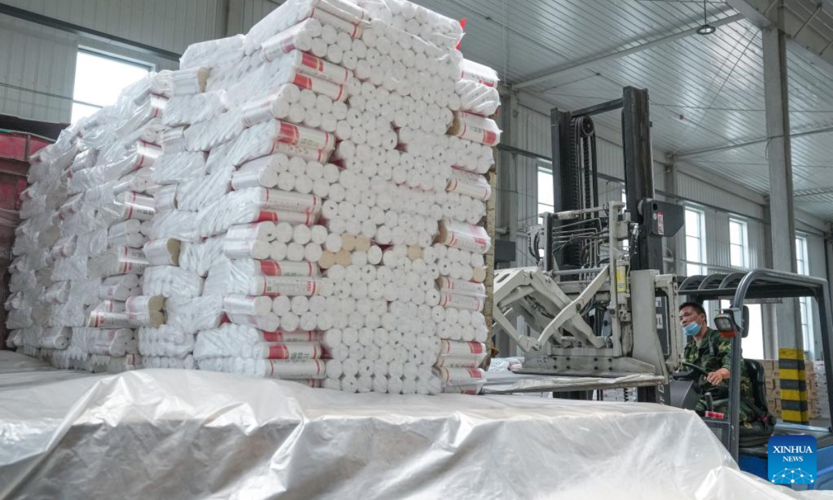 A staff member loads packs of fine dried noodles onto trucks at a wheat processing plant in Woyang County of Bozhou City, east China's Anhui Province, June 7, 2022. Photo:Xinhua