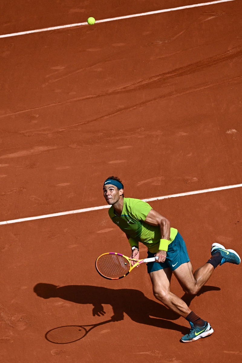Rafael Nadal returns the ball to Casper Ruud during their men's singles final match of the French Open in Paris on June 5, 2022. Photo: VCG
