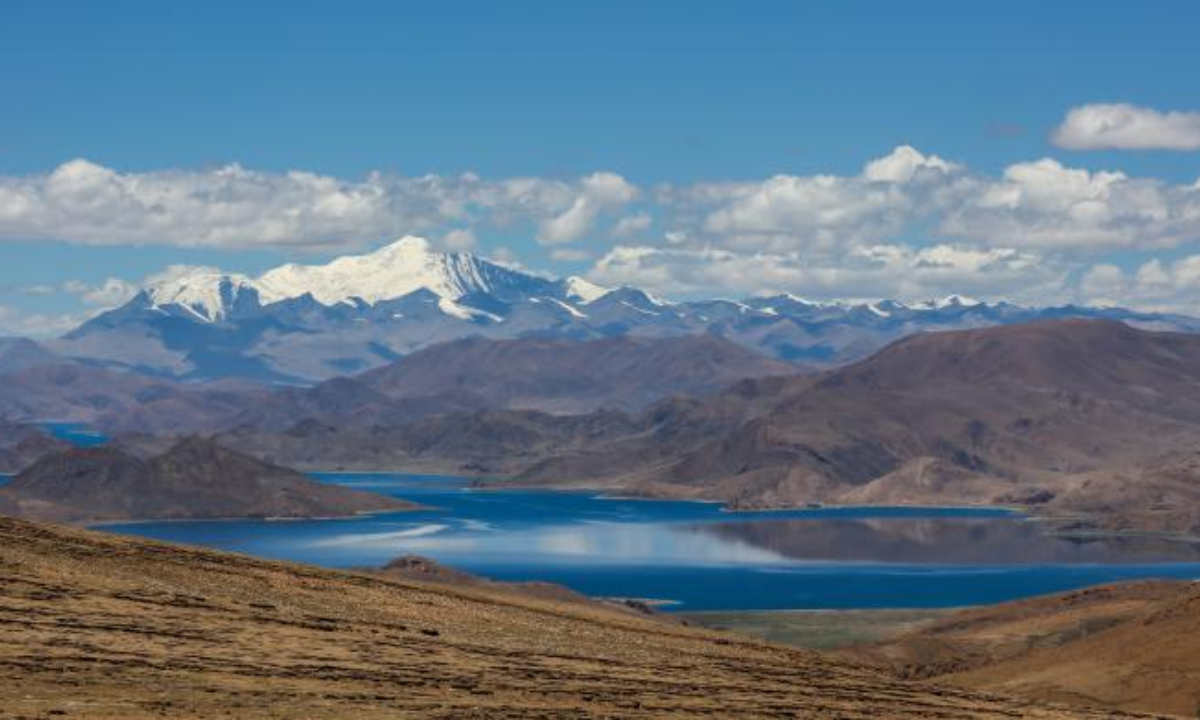 Photo taken on June 3, 2022 shows the view of the Yamzbog Yumco Lake, southwest China's Tibet Autonomous Region. Southwest China's Tibet Autonomous Region remains one of the best environmental areas in the world, with local biodiversity and ecosystems remaining stable in 2021, according to a report issued on June 2, 2022. Photo:Xinhua