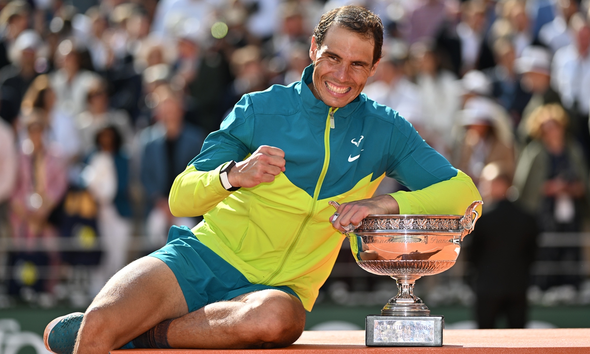 Rafael Nadal poses with the winner's trophy on June 5, 2022 in Paris. Photo: VCG