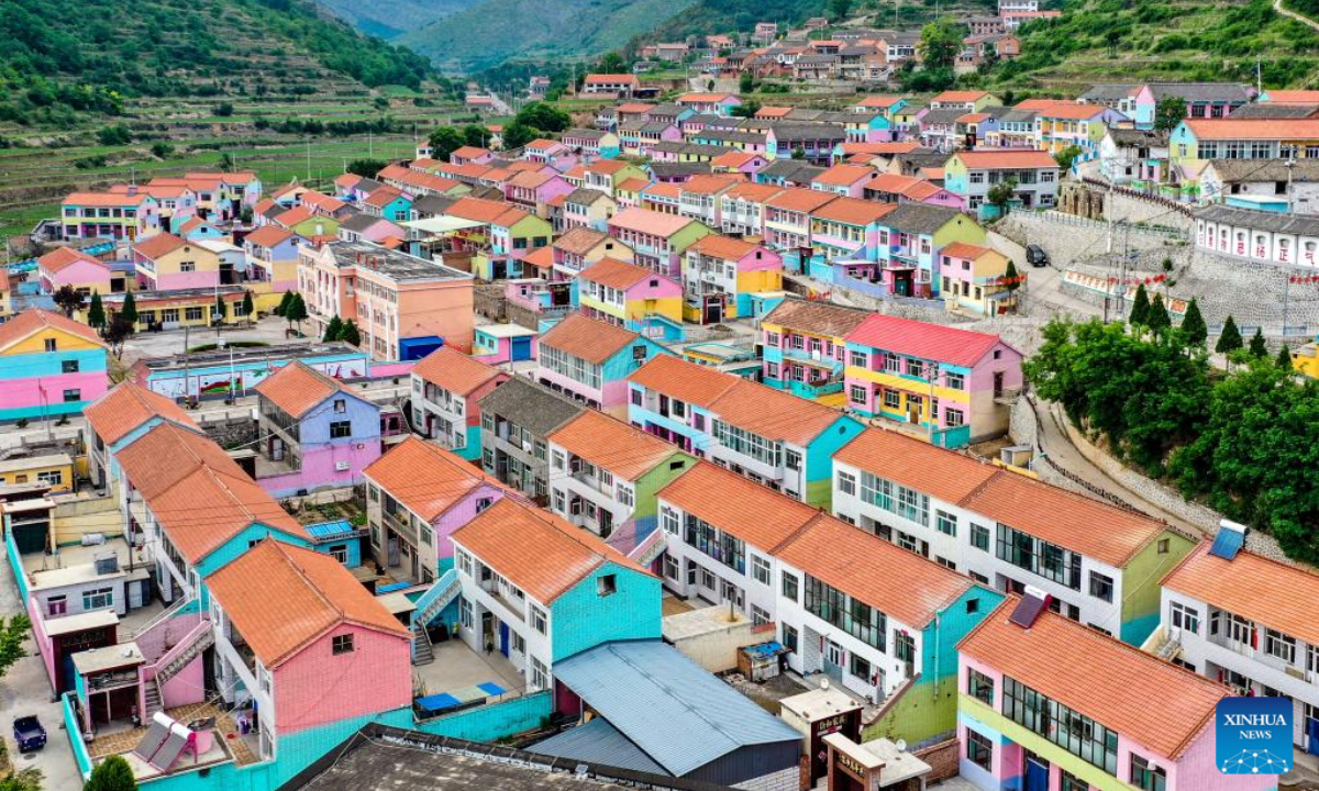 Aerial photo taken on June 10, 2022 shows the view of Nanpingtouwu Village in Huguan County of Changzhi, north China's Shanxi Province. The colorfully painted village is a popular local tourist attraction. Photo:Xinhua