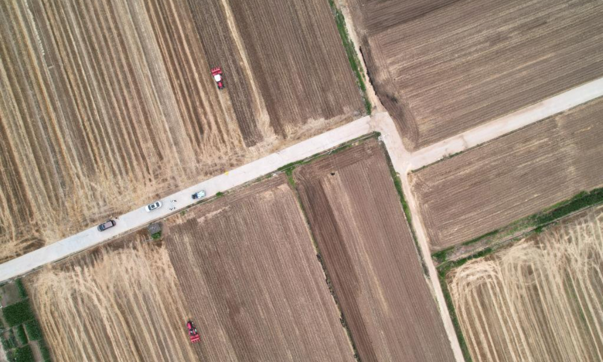 Aerial photo taken on June 9, 2022 shows an agricultural machine sowing corn seeds in Gongjiaquan Village of Dongguan Street in Chencang District, Baoji City, northwest China's Shaanxi Province. Baoji city has carried out the sowing of autumn grain after the harvest of summer grain. Photo:Xinhua