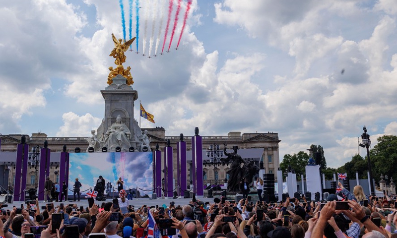 People watch the fly-past after the Trooping the Colour parade in celebration of Britain's Queen Elizabeth II's Platinum Jubilee, in London, Britain, on June 2, 2022.Photo:Xinhua