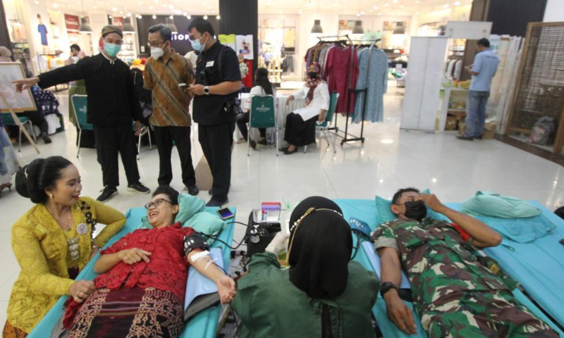 People participate in blood donation to mark World Blood Donor Day at a shopping center in Surakarta, Central Java, Indonesia, June 14, 2022. Established in 2004, World Blood Donor Day is marked every year on June 14 to raise awareness of the need for this life-saving gift. (Photo by Bram Selo/Xinhua)
