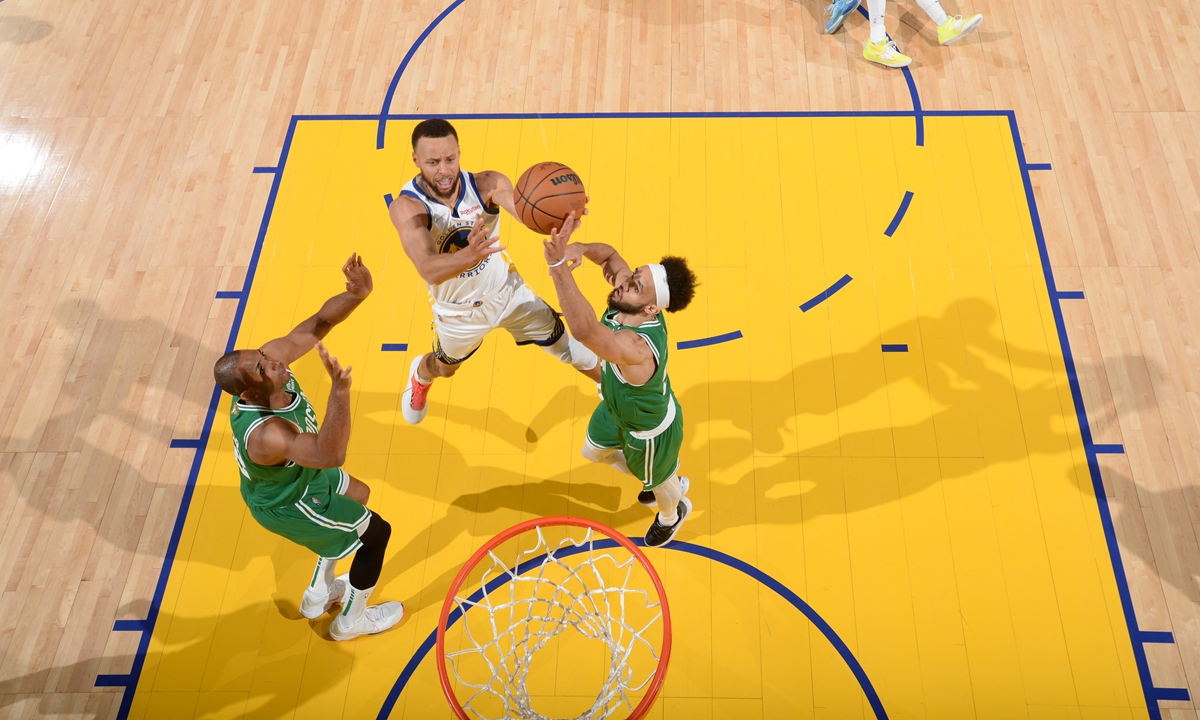Stephen Curry (center) of the Golden State Warriors goes to the basket against the Boston Celtics on June 5, 2022 in San Francisco, California. Photo: VCG