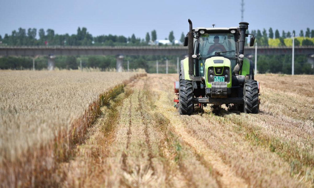 A farmer drives a planter to sow corn in Chencun Township in Fengxiang District, Baoji City, northwest China's Shaanxi Province on June 8, 2022. Baoji city has carried out the sowing of autumn grain after the harvest of summer grain. Photo:Xinhua