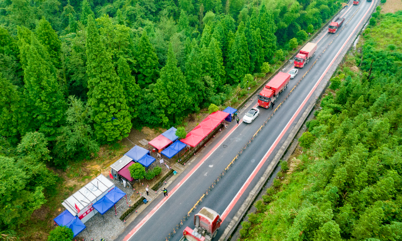 Trucks pass through a health service station on a highway in Xinyu, East China's Jiangxi Province on May 13, 2022. Photo: VCG