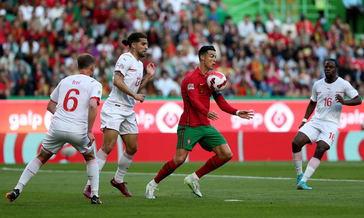 Cristiano Ronaldo of Portugal tries to control the ball in the match against Switzerland in Lisbon, Portugal on June 5, 2022. Photo: IC