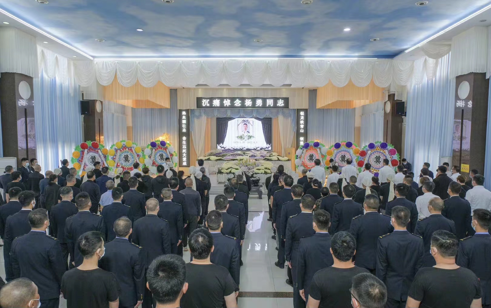 A funeral ceremony for Yang Yong, the hero driver of a derailed bullet train D2809 killed on duty, was held Tuesday at a funeral parlor in his hometown of Zunyi, a city in Southwest China’s Guizhou Province. Source: Sina Weibo