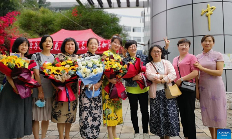 Parents pose for a group photo at an exam site of national college entrance exam in Kunming, southwest China's Yunnan Province, June 8, 2022. Photo: Xinhua