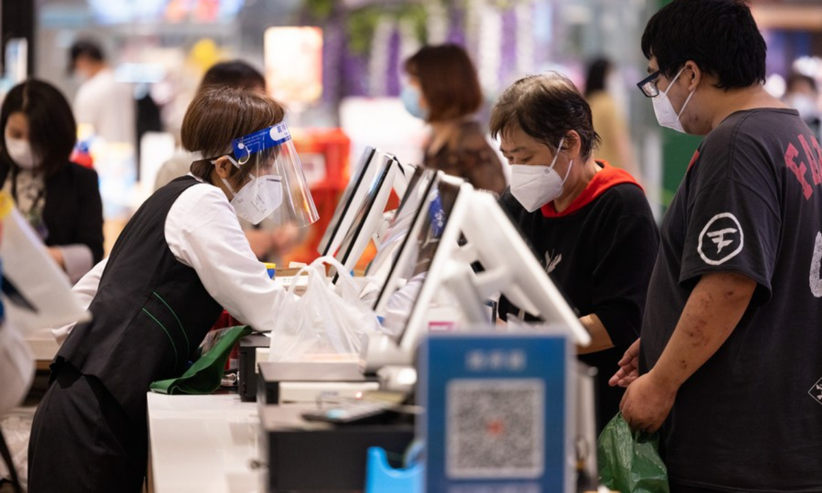 Citizens check out in a supermarket at the Bund in east China's Shanghai, June 1, 2022. Photo:Xinhua