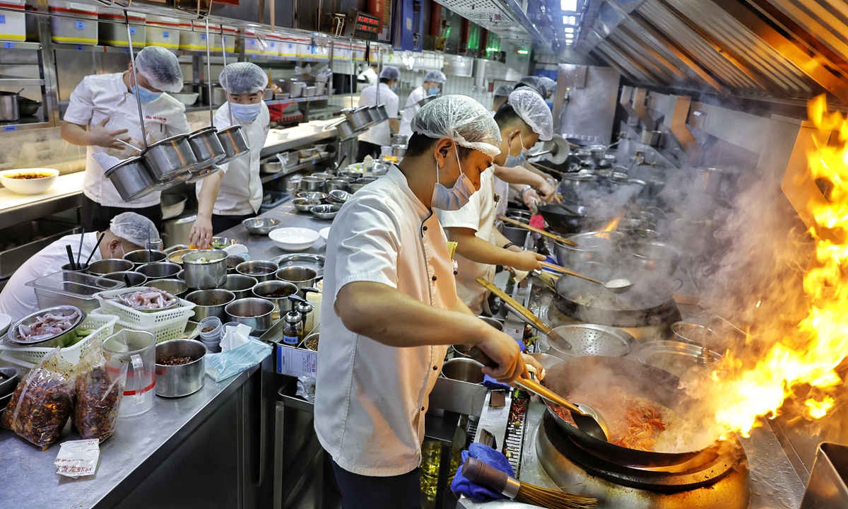 A busy kitchen of a restaurant in Beijing on June 6 Photo: Li Hao/GT